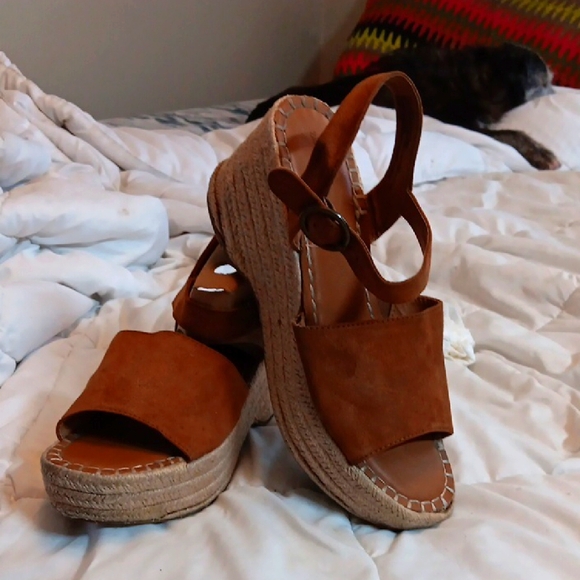 Universal Thread Tan Espadrille Wedges - Picture 1 of 6